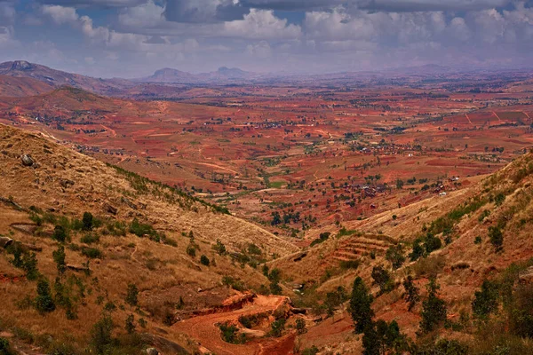 Madagaskar 'daki manzara alanını yok etti. Ağaçsız ve ormansız tarlalar ve köyler. Kızıl Madagaskar, manzara. Afrika 'daki Madagaskar' daki tepelere bakın. Afrika 'da sıcak bir gün.