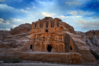 Obelisk Mezarı ve Bab as-Siq Triklinyumu, Petra 'daki taş taş taş tarihi manzara. Ürdün seyahati, Arabistan tatili. Doğada akşam ışığı, Jordan. Kızıl peyzaj arkeolojik alanı, Ürdün 'deki Petra. Arabistan.