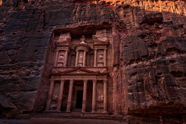 Hazine Hazinesi Hazine, Petra 'da tarihi taş manzarası. Ürdün seyahati, Arabistan tatili. Doğada akşam ışığı, Jordan. Taştan kaya kırmızısı peyzaj arkeolojik alanı, Ürdün 'deki Petra. Arabistan doğası.