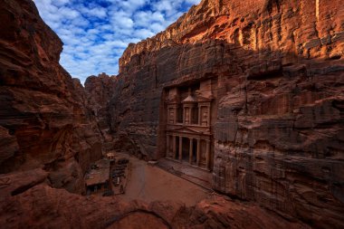 Hazine Hazinesi Hazine, Petra 'da tarihi taş manzarası. Ürdün seyahati, Arabistan tatili. Doğada akşam ışığı, Jordan. Taştan kaya kırmızısı peyzaj arkeolojik alanı, Ürdün 'deki Petra. Arabistan doğası.