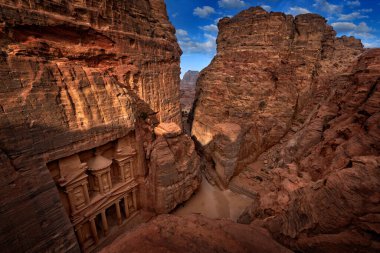 Hazine Hazinesi Hazine, Petra 'da tarihi taş manzarası. Ürdün seyahati, Arabistan tatili. Doğada akşam ışığı, Jordan. Taştan kaya kırmızısı peyzaj arkeolojik alanı, Ürdün 'deki Petra. Arabistan doğası.