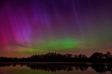 Aurora Borealis, Çek Cumhuriyeti, Orta Euroepe, 10 Mayıs 2024. Kırmızı pembe mor Aurora Borealis Ceske Stredohori moutnain ile bir gece. Gece gökyüzünde ender rastlanan doğal fenomenler.             