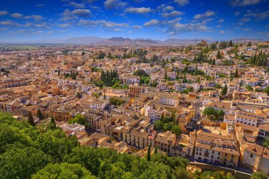Allhambra 'dan Granada manzaralı, İspanya' nın eski şehir kasabası. İspanya 'da sıcak bir yaz günü, bulutlu mavi bir gökyüzü. Granada 'nın hava manzarası.