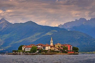 Isola dei PEscatori, Lago Maggiore Gölü, Baveno, İtalya. Avrupa 'da yaz tatili. Gölün yakınındaki eski bir kasaba. Kiliseli ada.