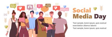 Sosyal Medya Günü. SMM konsepti. Genç erkekler, sıradan giyinmiş kadınlar cep telefonu kullanıyor, internette sörf yapıyor, sohbet ediyor. Web sitesi geliştirme, sosyal medya, şablon ağ ve mobil uygulama geliştirme için modern konsept.
