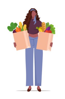 Afrika kökenli Amerikalı kadın elinde iki tane tekrar kullanılabilir poşet tutuyor. Çantalarında taze tarım ürünleri ve sağlıklı seçimler var. Vektör illüstrasyonu değil.