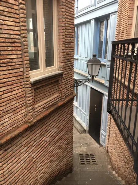  Kasabanın aşağısında. Sokak manzaralı Tiflis, Sakartvelo, George 