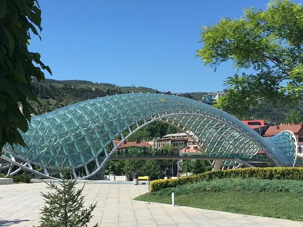Eski Georgia kentindeki modern köprü manzarası. Sakartvelo Tiflis