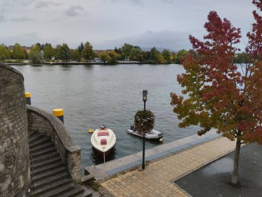 Sonbahar parkında yol.