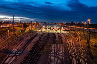 Mannheim 'daki Deutsche Bahn' ın kargo tren istasyonu. Mavi saatte çekilmiş..