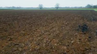 Kışın tarlaların üzerinde hızlı bir uçuş.