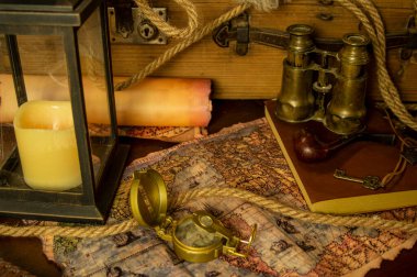 Macera masası dürbün, parşömen, ip ve pusula üzerinde antik macera parşömeni geçmişi.