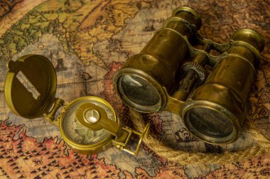 Macera masasında antik macera parşömeni geçmişi. Dürbün, parşömen, ip ve pusula masanın üstünde..