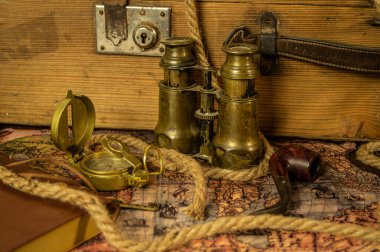 Macera masasında antik macera parşömeni geçmişi. Dürbün, parşömen, ip ve pusula masanın üstünde..