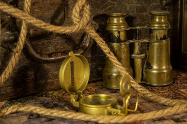 Macera masasında antik macera parşömeni geçmişi. Dürbün, parşömen, ip ve pusula masanın üstünde..