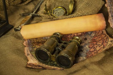 Keşif dürbünleri, pusula, ip ve parşömenler için macera objeleri.