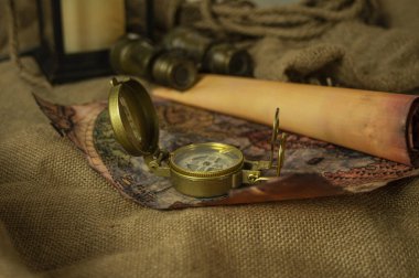 Keşif dürbünleri, pusula, ip ve parşömenler için macera objeleri.