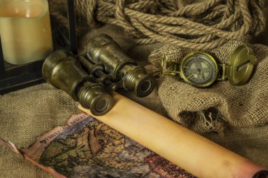 Keşif dürbünleri, pusula, ip ve parşömenler için macera objeleri.