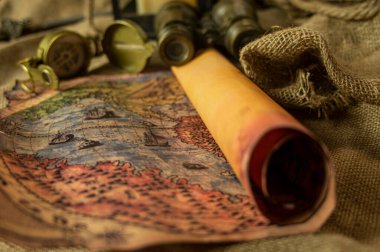 Keşif dürbünleri, pusula, ip ve parşömenler için macera objeleri.