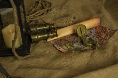 Keşif dürbünleri, pusula, ip ve parşömenler için macera objeleri.