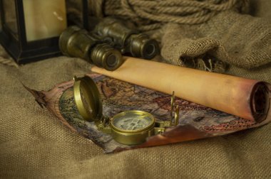 Keşif dürbünleri, pusula, ip ve parşömenler için macera objeleri.