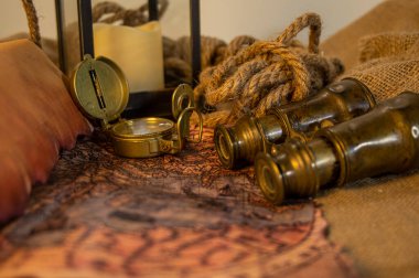 Keşif dürbünleri, pusula, ip ve parşömenler için macera objeleri.