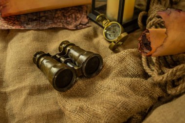 Keşif dürbünleri, pusula, ip ve parşömenler için macera objeleri.