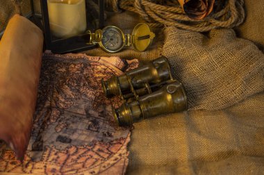 Keşif dürbünleri, pusula, ip ve parşömenler için macera objeleri.