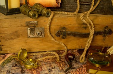 Macera masasında antik macera parşömeni geçmişi. Dürbün, parşömen, ip ve pusula masanın üstünde..