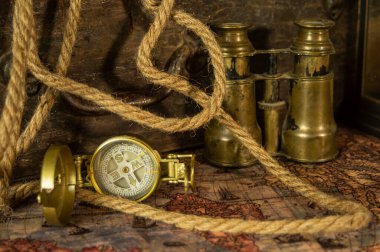 Macera masasında antik macera parşömeni geçmişi. Dürbün, parşömen, ip ve pusula masanın üstünde..