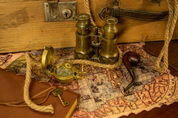 Macera masasında antik macera parşömeni geçmişi. Dürbün, parşömen, ip ve pusula masanın üstünde..