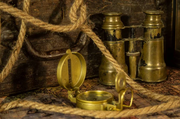 Macera masasında antik macera parşömeni geçmişi. Dürbün, parşömen, ip ve pusula masanın üstünde..