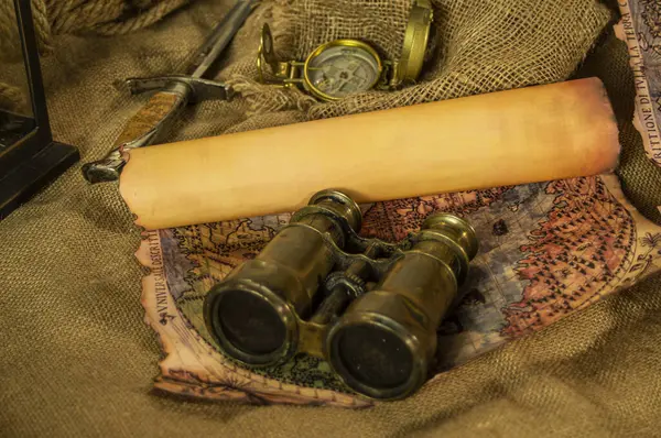 Keşif dürbünleri, pusula, ip ve parşömenler için macera objeleri.