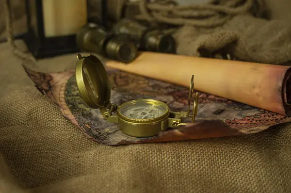 Keşif dürbünleri, pusula, ip ve parşömenler için macera objeleri.