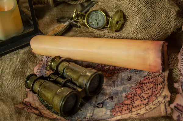 Keşif dürbünleri, pusula, ip ve parşömenler için macera objeleri.