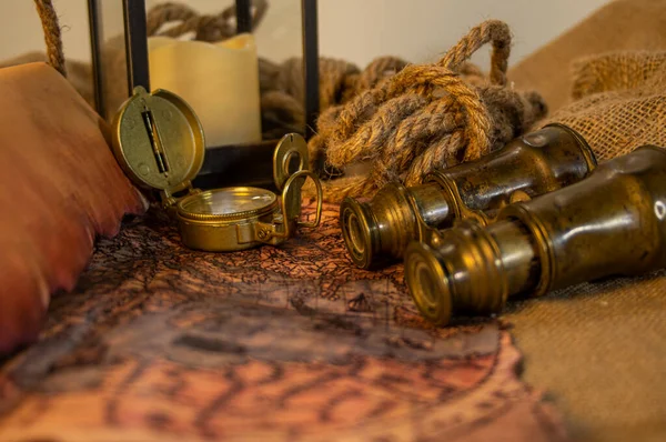 Keşif dürbünleri, pusula, ip ve parşömenler için macera objeleri.