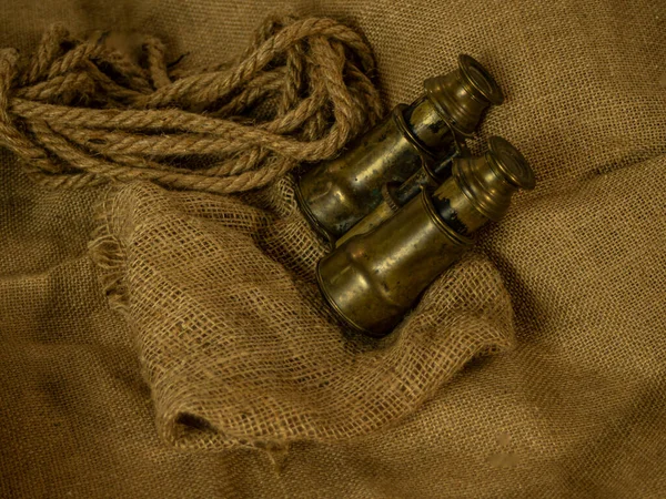 Keşif dürbünleri, pusula, ip ve parşömenler için macera objeleri.