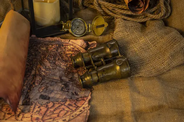 Keşif dürbünleri, pusula, ip ve parşömenler için macera objeleri.