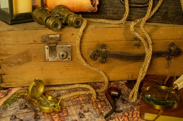 Macera masasında antik macera parşömeni geçmişi. Dürbün, parşömen, ip ve pusula masanın üstünde..
