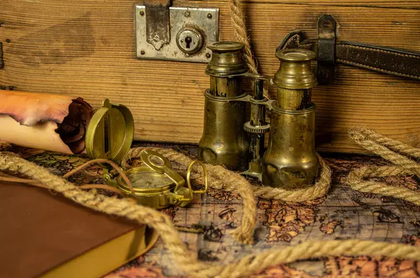 Macera masasında antik macera parşömeni geçmişi. Dürbün, parşömen, ip ve pusula masanın üstünde..