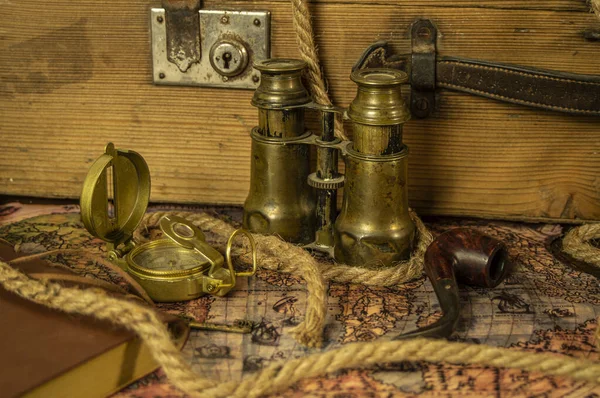 Macera masasında antik macera parşömeni geçmişi. Dürbün, parşömen, ip ve pusula masanın üstünde..