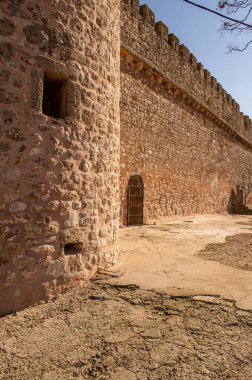 Santiago de la Torre castle, medieval fortress in the municipality of San Clemente (Cuenca): engineering and abandoned buildings
