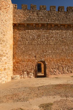 Santiago de la Torre castle, medieval fortress in the municipality of San Clemente (Cuenca): engineering and abandoned buildings