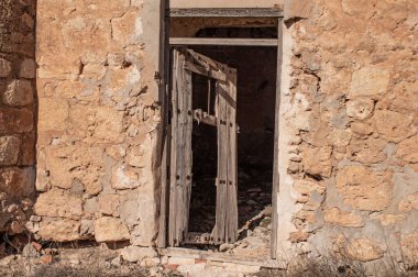 Santiago de la Torre castle, medieval fortress in the municipality of San Clemente (Cuenca): engineering and abandoned buildings