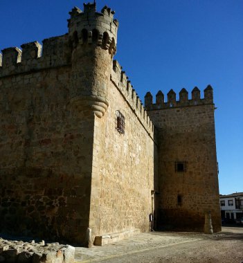 Castillo de Orgaz, İspanya 'nın Castilla la Mancha ilinin Orgaz ilçesine bağlı ortaçağ şatosudur.).