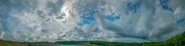 Panorama Himmel Landschaft Große Geschwollene Wolken Hintergrund Für Die Gestaltung — Stockfoto