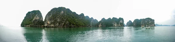 Zatoka Halong Wietnam Widok Wyspy Skalne Żaglówki Oceanie Piękny Krajobraz — Zdjęcie stockowe