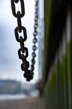 Thames Embankment 'ta zincirler. Thames Nehri, Londra, İngiltere.