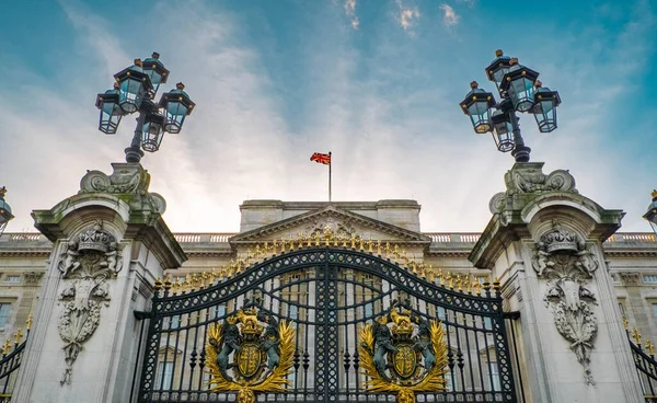 白金汉宫伦敦 白金汉宫的标志性大门 悬挂着英国国旗 背风飘扬 — 图库照片