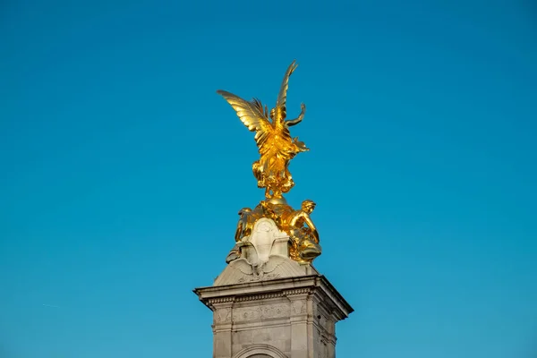 Королева Вікторія Меморіал Перед Букінгемський Палац Лондон Англія — стокове фото